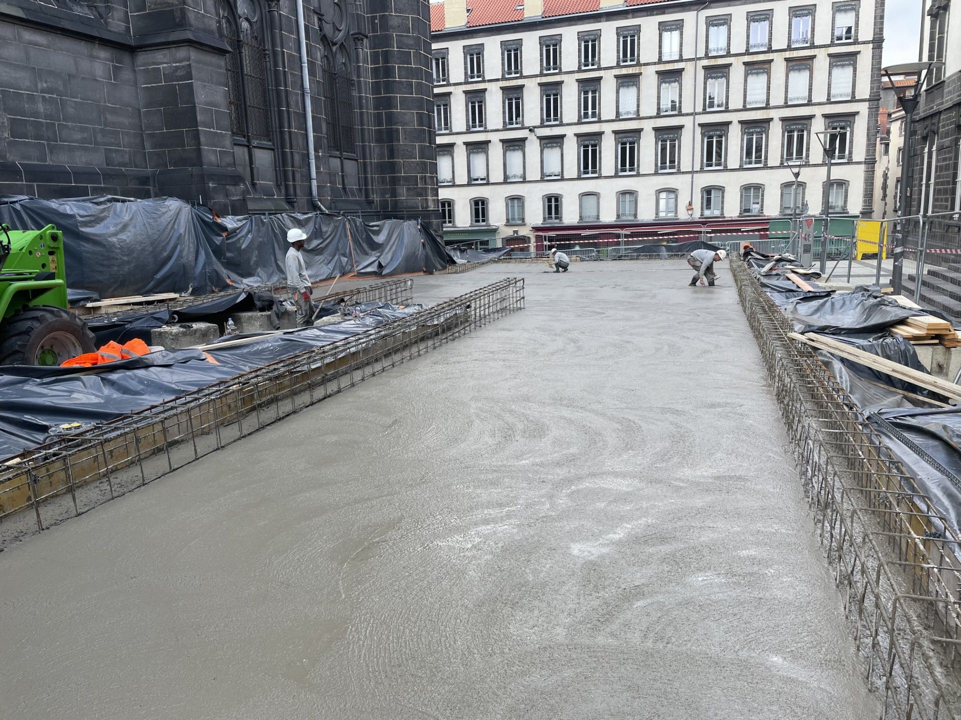 chantier au pied de la Cathédrale Notre-Dame-de-l’Assomption de Clermont-Ferrand